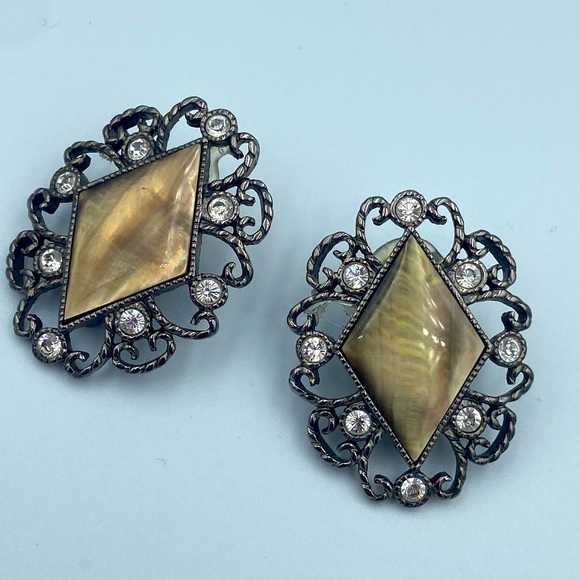 Beige Diamond Jewel Earrings. - Picture 1 of 3